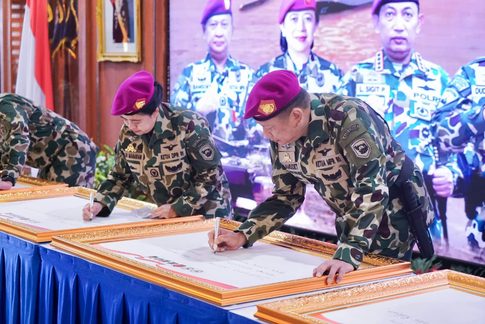 *Ketua MPR RI Bamsoet Diangkat Sebagai Warga Kehormatan Korps Marinir di Atas Tank Amphibi dengan Simulasi Perang*