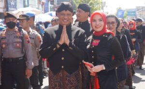 Lestarikan Budaya Lokal, Danrem Wijayakusuma Kenakan Pakaian Tradisional Ikuti Kirab Pusaka Banyumas 2 IMG 20230219 205708