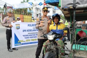 Operasi Keselamatan Toba-2023, Polres Asahan Bagikan Helm 2 IMG 20230319 WA0099