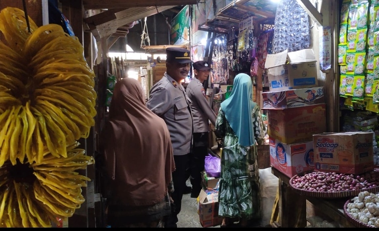 Antisipasi Kelangkaan Sembako Bulan Ramadhan, Polsek Sukorejo Cek Pasar Tradisional