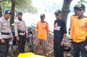 Mayat Laki-laki Tanpa Identitas Ditemukan Mengapung di Tengah Lautan Kebumen oleh Nelayan 3 IMG 20230316 161325