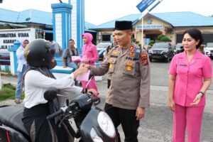 Bersama Ketua Bhayangkari, Kapolres Bagikan Takjil di Depan Satlantas Polres Asahan 2 IMG 20230401 WA0006 1