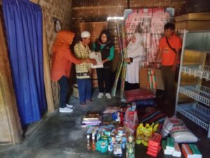 Keterharuan Sang Lansia Penjual Sapu Keliling Saat Terima Bantuan Dari LKS Alamanda 2 IMG 20230406 WA0089