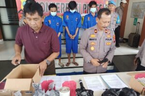 Tangkap Penjual Bahan Mercon Melalui COD, Polres Temanggung Sita 10,7 Kg Bahan Mercon 3 » IMG 20230402 172457