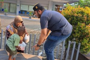 Jelang Buka Puasa, Sat Reskrim Polres Kendal Bagi Takjil dan Paket Sembako Kepada Pengguna Jalan 2 IMG 20230412 082437