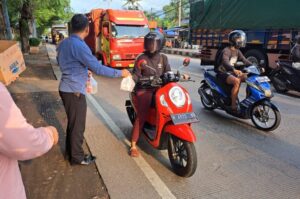 Jelang Buka Puasa, Sat Reskrim Polres Kendal Bagi Takjil dan Paket Sembako Kepada Pengguna Jalan 3 IMG 20230412 082502