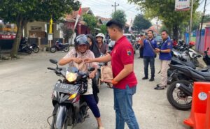 Polisi Batang Bagikan Takjil Gratis kepada Pengguna Jalan dalam Program Rutin Ramadan. 2 IMG 20230413 200926