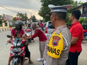 Polisi Batang Bagikan Takjil Gratis kepada Pengguna Jalan dalam Program Rutin Ramadan. 3 IMG 20230413 200940