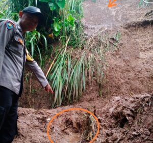 Polsek Sukorejo Quick Respons Datangi TKP Tanah Longsor Yang Menelan Korban Kakek 60 Tahun 3 » IMG 20230425 071810