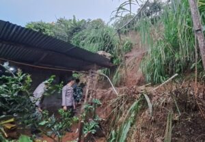 Polsek Sukorejo Quick Respons Datangi TKP Tanah Longsor Yang Menelan Korban Kakek 60 Tahun 2 » IMG 20230425 071849