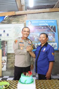 Kapolres Asahan Berikan Kue Ultah Kepada SBSI Asahan Di Peringatan May Day 2 IMG 20230501 WA0057 1