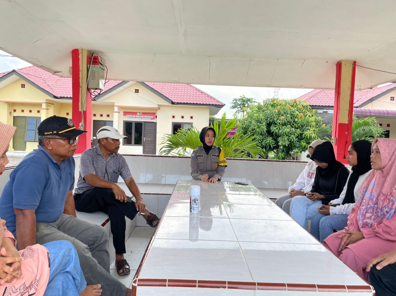 Aksi Coret Mencoret Dinding, Bhabinkamtibmas Polsek Kota Kisaran Lakukan Problem Solving Dengan Kedua Bela Pihak