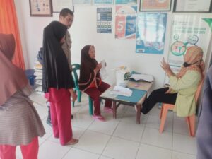 Bhabinkamtibmas Polsek Simpang Empat Pantau Kegiatan Penyaluran Beras Bagi Masyarakat 2 IMG 20230526 WA0079
