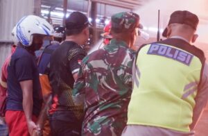 Personel TNI Polri Bantu Padamkan Api Bersama Pemadam Kebakaran 2 IMG 20230501 100209