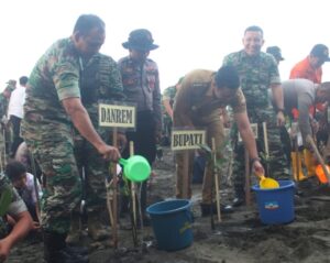 Penanaman Mangrove Jajaran TNI, Kodim Kendal Tanam 8000 Batang Bibit Di Pantai Kendal 3 IMG 20230516 073432