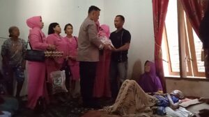 Betahun Menderita Penyakit Kulit, Kapolsek Kota Kisaran Berikan Tali Asih dan Sembako 2 IMG 20230601 WA0054