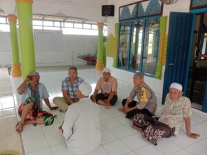 Usai Sholat Jumat, Bhabinkamtibmas Polsek Kisaran Timur Serap Informasi dari Jamaah Masjid Taufiq dalam Kegiatan Jumat Curhat 2 » IMG 20230616 WA0039
