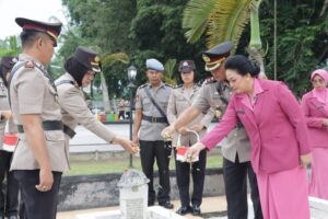 Sambut HUT Bhayangkara ke 77 Kapolres Asahan Gelar Tabur Bunga di Makam Pahlawan 2 IMG 20230626 WA0063