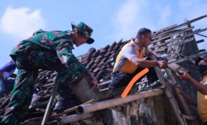 Mbah Siti (70 tahun) Warga Desa Jebugan Mendapatkan Bantuan Sosial Bedah Rumah Dari Polres Klaten 2 IMG 20230608 190431
