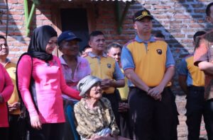 Mbah Siti (70 tahun) Warga Desa Jebugan Mendapatkan Bantuan Sosial Bedah Rumah Dari Polres Klaten 3 IMG 20230608 190500