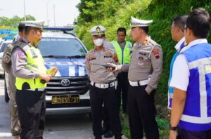Razia Tim Gabungan Tertibkan Parkir Liar Truk di Exit Tol Kandeman 2 » IMG 20230614 081946