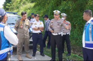 Razia Tim Gabungan Tertibkan Parkir Liar Truk di Exit Tol Kandeman 3 » IMG 20230614 082001