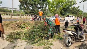 Sukseskan HUT RI ke 78 Babinsa Bersama Muspika Kerjabakti Membersihkan Lingkungan 2 » IMG 20230805 WA0066