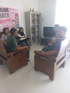 Bhabinkamtibmas Polsek Prapat Janji Sambang Desa atau Door to Door System 2 IMG 20230927 WA0166