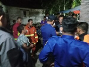 Personil Polsek Sei Kepayang Bersama Persangkat Desa Mengamankan Buaya Ukuran 2 Meter 2 IMG 20231012 WA0193