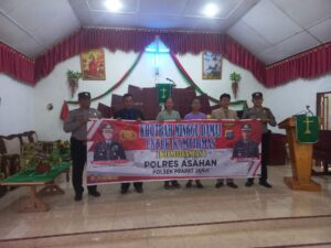 Personel Polsek Prapat Janji, Berikan Alat- Kebersihan di Gereja HKBP Pulau Mandi 2 IMG 20231015 WA0100