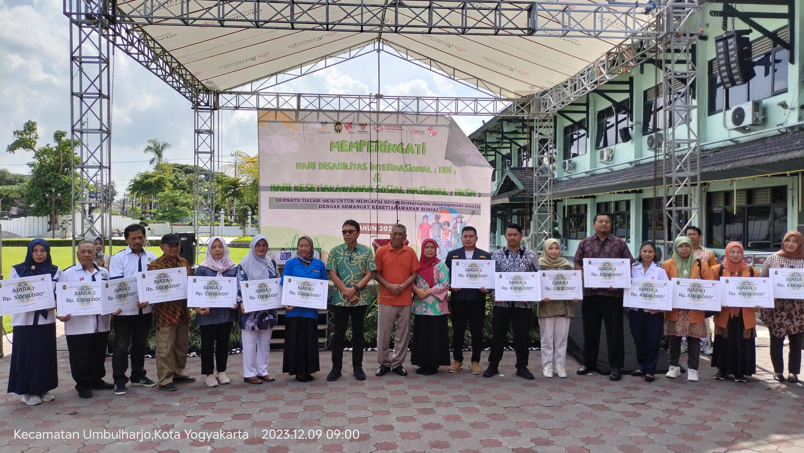 Penyerahan penghargaan lomba bagi pendamping disabilitas