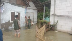 Usai Wilayahnya Di Terjang Hujan Danramil Bersama Pemerintah Desa Tinjau Lokasi Banjir 2 IMG 20240314 WA0104
