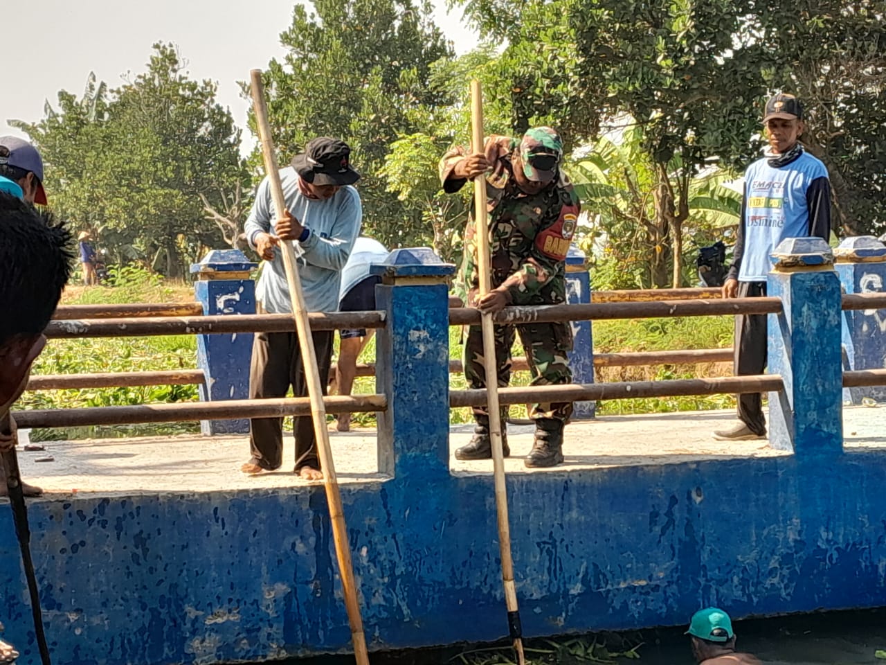 Cegah Tumpukan Sampah dan Eceng Gondok Babinsa Berjibaku Bersama Warga - Semoga Terealisasi Baik Dan Terus Meningkat Sejahtera 4 IMG 20240517 WA0023