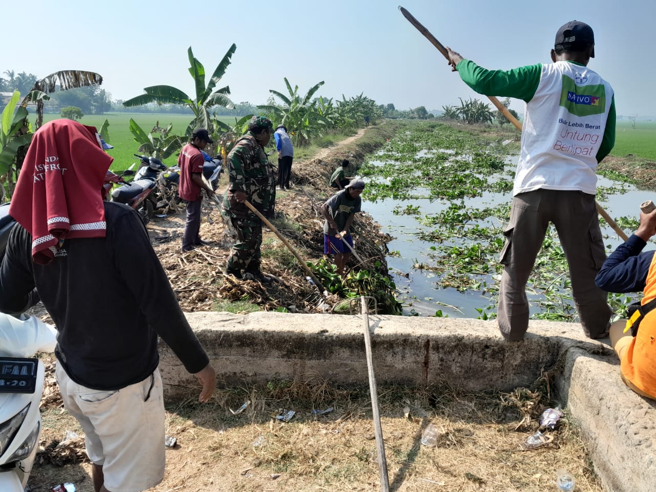 Cegah Tumpukan Sampah dan Eceng Gondok Babinsa Berjibaku Bersama Warga - Semoga Terealisasi Baik Dan Terus Meningkat Sejahtera 3 IMG 20240517 WA0025