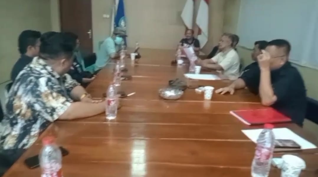 Kabupaten Bekasi : "Klarifikasi PGRI Kabupaten Bekasi Pungli Melalui Disdik Sesama Konferensi Pers, Dstnya" 2 bekasi II