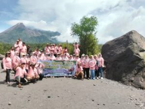 Pengurus RW 15 Perum Indopermai Bersama Lurah & Ketua LPMK Tambakaji Ngaliyan Kota Semarang Trip Java Tour Merapi Jogja 2 IMG 20251110 WA03521