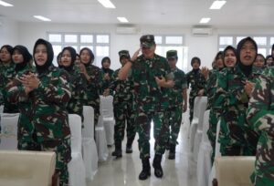 Gubernur Akmil Berikan Pengarahan kepada Kowad Subkoor Akmil pada Pertemuan Rutin Triwulan IV 2 IMG 20251212 164826