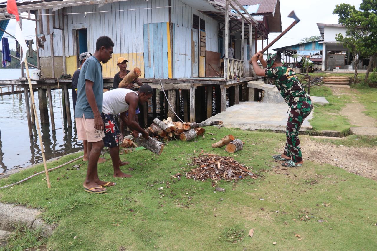 Satgas TMMD 127 dan Warga Rembai Bersatu Siapkan Kayu Bakar 4 20260304 023039
