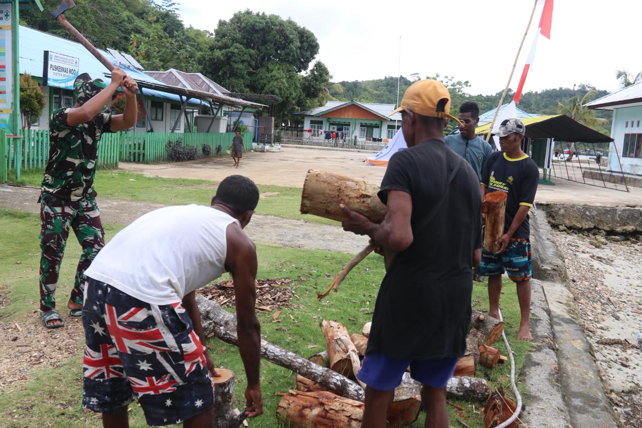 Satgas TMMD 127 dan Warga Rembai Bersatu Siapkan Kayu Bakar 3 20260304 023041