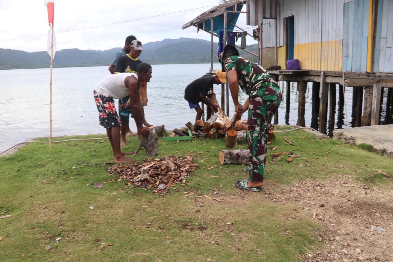 Satgas TMMD 127 dan Warga Rembai Bersatu Siapkan Kayu Bakar 2 20260304 023043