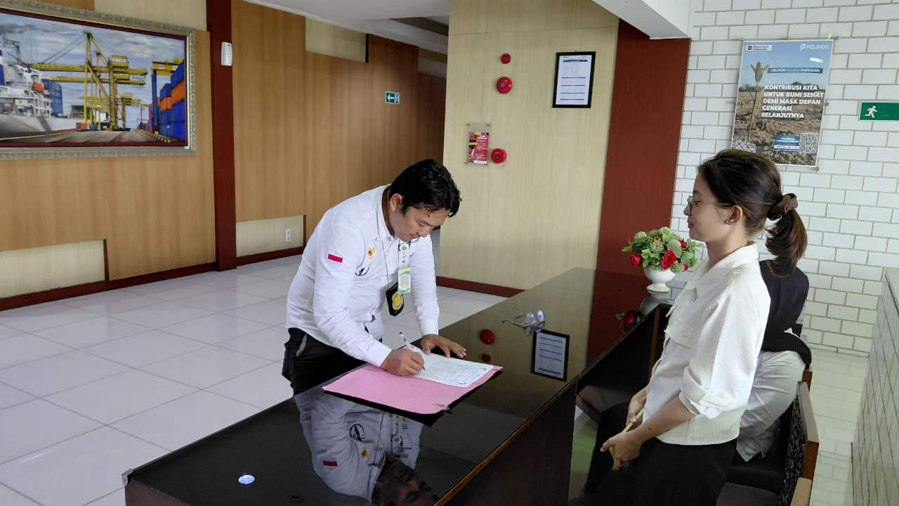 Sukindar Ketua YLKAI DPC Kota Semarang Sekaligus Waketum DPP FERADI WPI Hadiri Penandatanganan Standar Pelayanan Terminal Penumpang Pelindo Tanjung Emas 4 IMG 20260713 WA03751