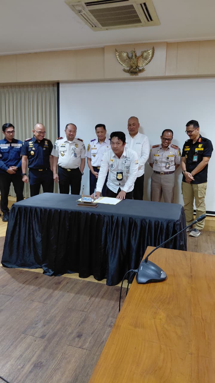 Sukindar Ketua YLKAI DPC Kota Semarang Sekaligus Waketum DPP FERADI WPI Hadiri Penandatanganan Standar Pelayanan Terminal Penumpang Pelindo Tanjung Emas 3 IMG 20260713 WA0378