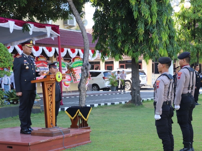 Wujudkan Tema “Siap Melayani”, Reserse Polres Batang Berbagi ke Pesantren