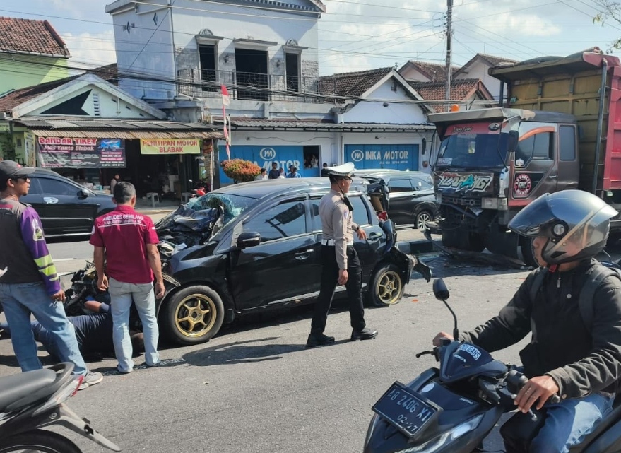 Diduga Rem Blong, Truk Tronton Tabrak Lima Kendaraan yang Berhenti di Lampu Merah Blabak Mungkid 2 IMG 20260710 054810