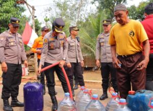 Peduli Kebutuhan Warga, Kapolres Kendal Salurkan 10.000 Liter Air Bersih dan Sembako di Desa Sidomakmur 2 IMG 20260820 095521
