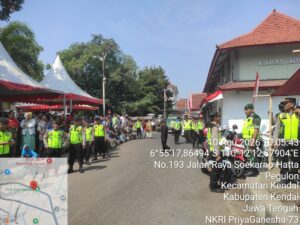 Aksi Damai Peternak Kendal Bagi 15 Ribu Ayam Gratis Sukses Kondusif, Kapolres dan Dandim Turun Langsung Lapangan 3 TimePhoto 20260810 100543