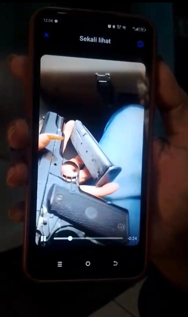 Beredar Video Seorang Lelaki Pamer Senjata Tanpa Ijin, Polisi Diminta Segara Melakukan Tindakan Tegas 2 e349787b 9aa2 464d 9e8f 30e6ad381a55